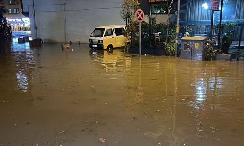 Edremit Körfezi'nde Sağanak Yağmur Etkili Oldu