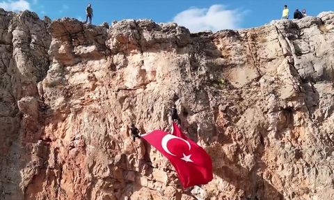 Elazığ'da Türkiye'nin 102. Cumhuriyet Bayramı İçin Türk Bayraklı Tırmanış