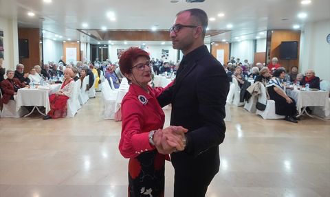 Etiler Huzurevi'nde Cumhuriyet Balosu Coşkusu