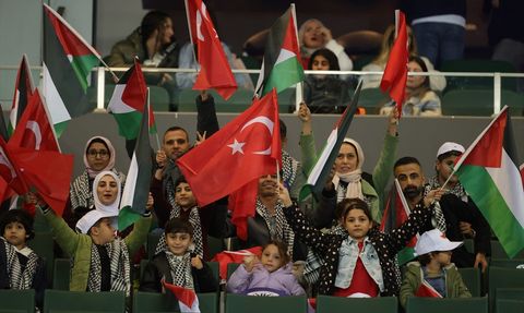 Filistinli Çocuklar Türkiye-Gürcistan Maçında