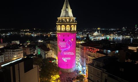 Galata Kulesi Pembe Işıklandırma ile Meme Kanserine Dikkat Çekiyor