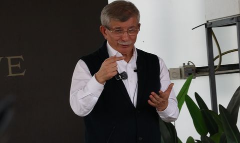 Gelecek Partisi Genel Başkanı Davutoğlu, Kayseri'de 'Küresel Vicdan' Söyleşisinde Gazzelilere Destek Verdi