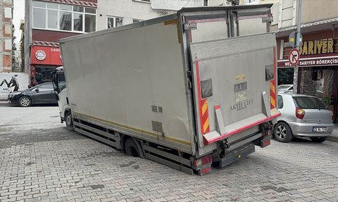 Güngören'de Çöken Yolda Kamyon Kurtarıldı