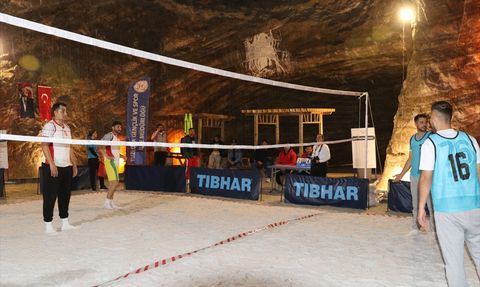 Iğdır'da Tuz Mağarasında Voleybol Turnuvası heyecanı