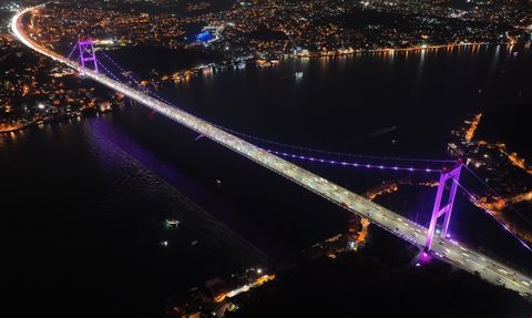 İstanbul'da Köprüler Meme Kanseri İçin Pembe Renkte Aydınlatıldı