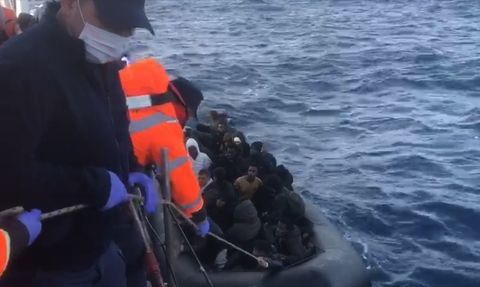 İzmir'de Düzensiz Göçmen Operasyonu: 86 Kişi Yakalandı