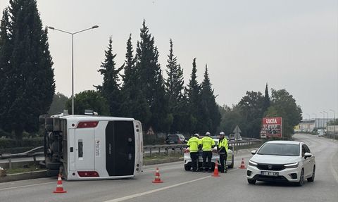 İzmir'de Midibüs Devrildi: 5 Yaralı