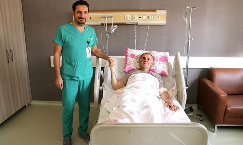 Karın Ağrısı Şikayetiyle Hastaneye Başvuran Hasta, 4 Kilogramlık Kitleden Kurtuldu