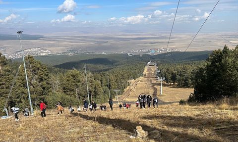 Kars'ta Üniversite Öğrencilerinden Kayak Pisti Temizliği
