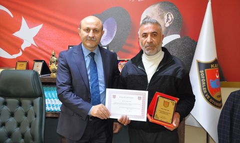 Kars'ta Yolcusunu Hastaneye Ulaştıran Şoföre Teşekkür Plaketi