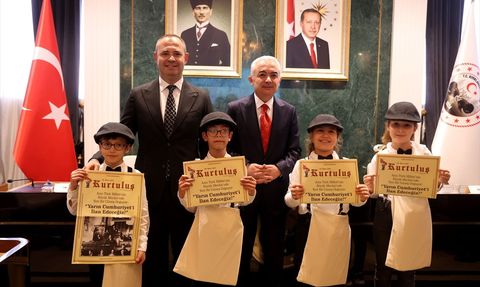 Kırklareli'nde Cumhuriyet Kutlamaları: Gazeteci Çocuklardan Temsili Gazete Dağıtımı