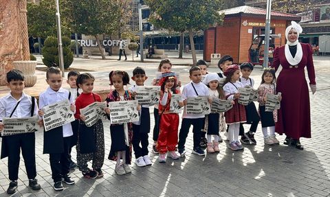 Kırşehir'de Cumhuriyet Sevinci: Öğrenciler Temsili Gazeteleri Dağıttı