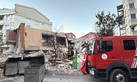 Kocaeli'de 6 Katlı Bina Çöktü, Arama Kurtarma Çalışmaları Devam Ediyor