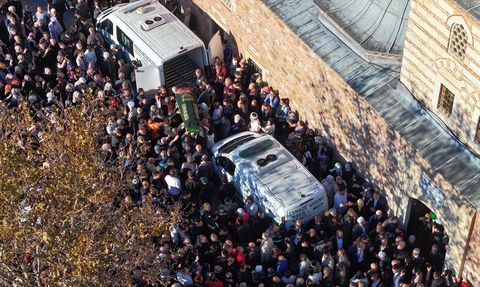 Kocaeli'de Çöken Binanın Enkazından Kurtarılan Genç Kızın Dramı