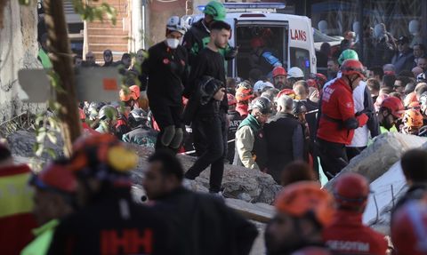 Kocaeli'deki Çöken Binadan İki Çocuğun Cenazesi Çıkarıldı