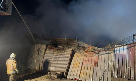 Küçükçekmece'deki Halı Yıkama Atölyesinde Yangın Kontrol Altına Alındı