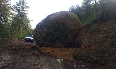 Kütahya'da Deprem Sonrası Kaya Düşmesi Yol Kapattı