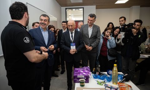 Milli Eğitim Bakanı Tekin, Zeka ve Yetenek Kongresi'nde Atölyeleri Ziyaret Etti