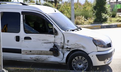 Muğla'da Ambulansla Çarpışma: İki Yaralı