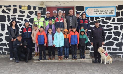 Muş'ta Jandarma Ekiplerinden Öğrencilere Kışlık Kıyafet Yardımı