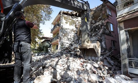 Sındırgı'da Deprem Sonrası Hasar Tespit Çalışmaları Devam Ediyor