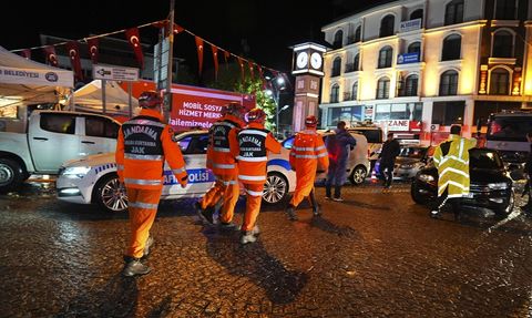 Sındırgı'da Deprem Sonrası Sağanak Yağışı Etkili