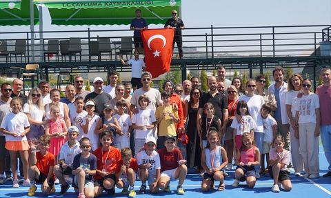 Tenis Tutkusu ile Gençlere İlham Veriyor