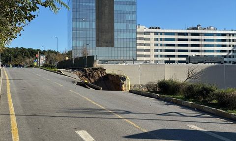Ümraniye'de İstinat Duvarı Yıkıldı, Yol Çöktü