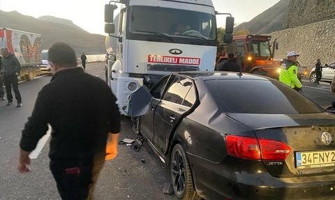 Van'da Tanker-Otomobil Çarpışması: 2 Ölü, 4 Yaralı