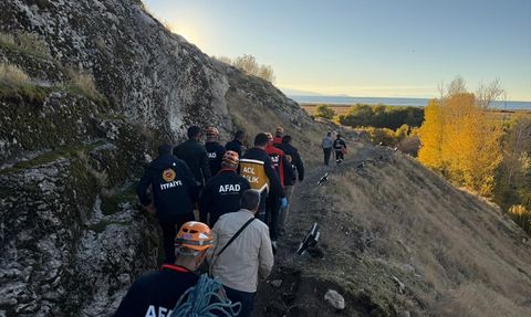 Van Kalesi'nde Düşen Kişi Kurtarıldı
