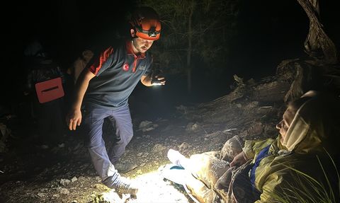 Antalya'da Dağlık Alanda Mahsur Kalan Turist Kurtarıldı