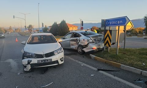 Erzincan'da Trafik Kazası: 5 Yaralı
