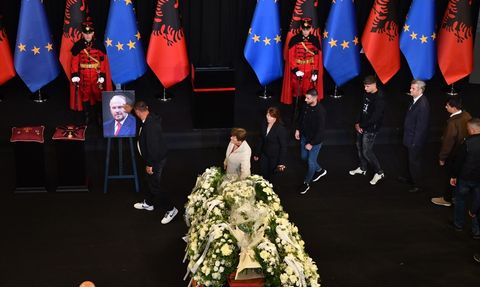 Eski Arnavutluk Başbakanı Fatos Nano Son Yolculuğuna Uğurlandı