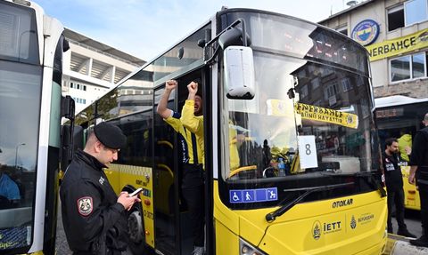 Fenerbahçe Taraftarları Beşiktaş Derbisi İçin Tüpraş Stadı'na Yola Çıktı