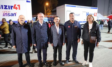 Kocaeli'de Çöken Apartman ve Tahliye Edilen Binalarda İncelemeler Devam Ediyor