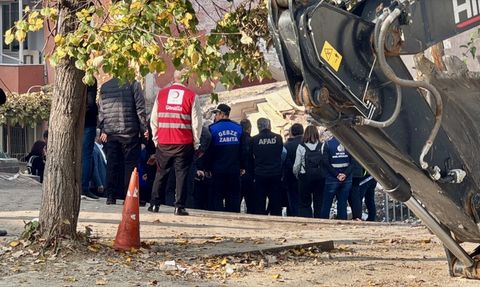Kocaeli'de İş Makinesi ve Uzman Ekiplerle Tarama Çalışmaları Devam Ediyor