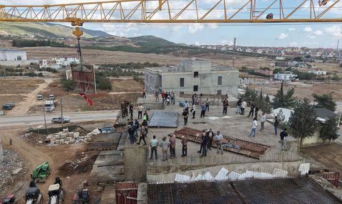 Nurdağı'nda Deprem Konutları İçin Son Kalıp Yerine Kondu