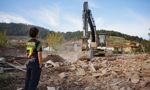 Sındırgı'da Deprem Sonrası Yıkım Çalışmaları Devam Ediyor