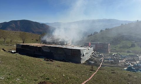 Sivas'ta Yangın: Yayla Evi Kullanılamaz Hale Geldi