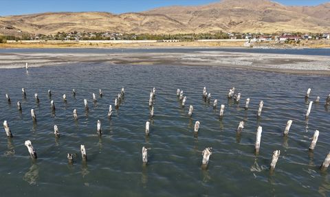 Van Gölü'nde Tarihi İskelenin Ayakları Gün Yüzüne Çıktı