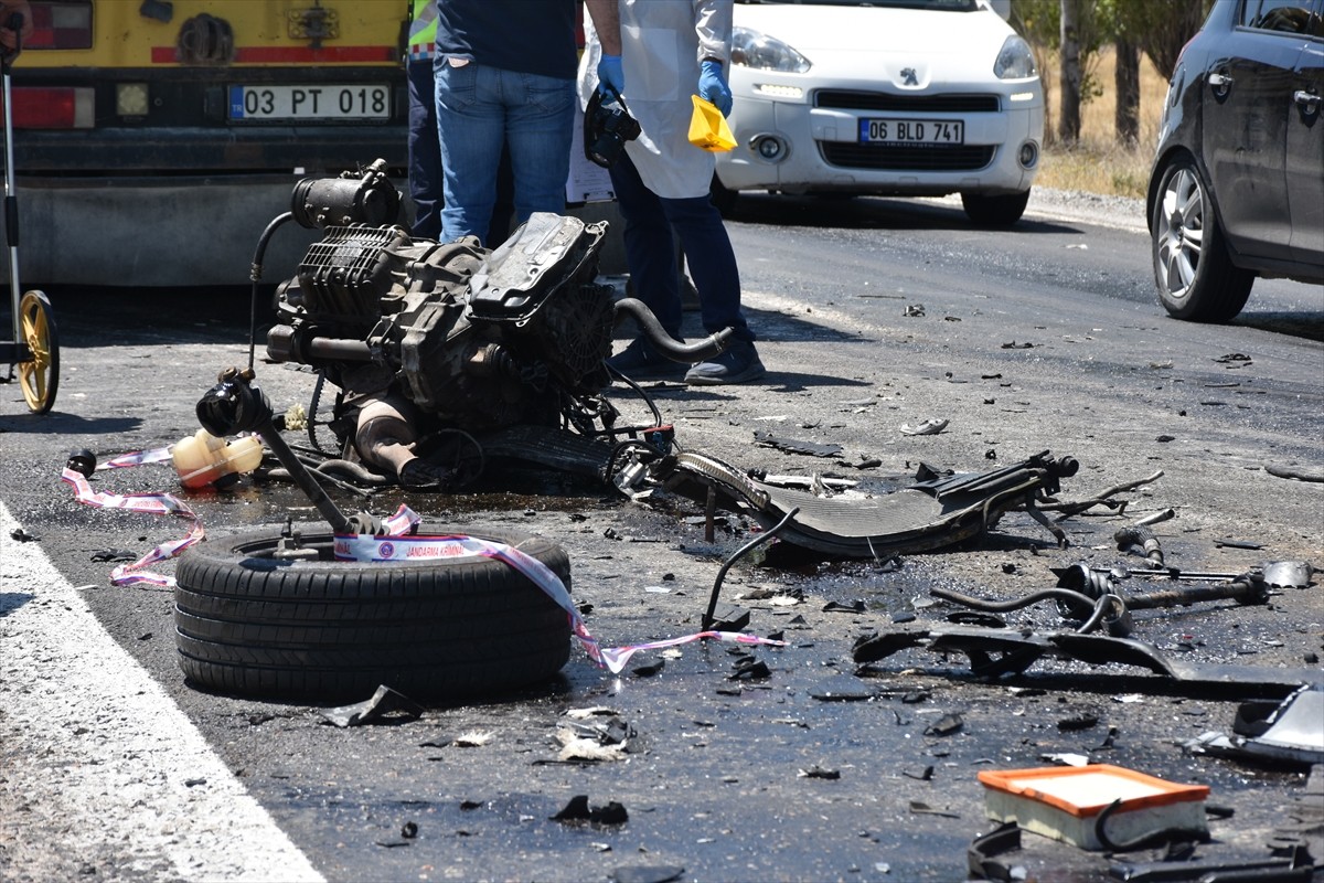 Afyonkarahisar'ın Çay ilçesinde tırla çarpışan otomobildeki çift ile çocukları hayatını kaybetti...