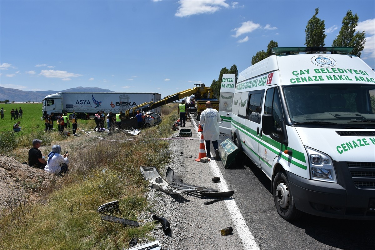 Afyonkarahisar'ın Çay ilçesinde tırla çarpışan otomobildeki çift ile çocukları hayatını kaybetti...