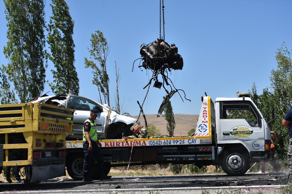 Afyonkarahisar'ın Çay ilçesinde tırla çarpışan otomobildeki çift ile çocukları hayatını kaybetti...
