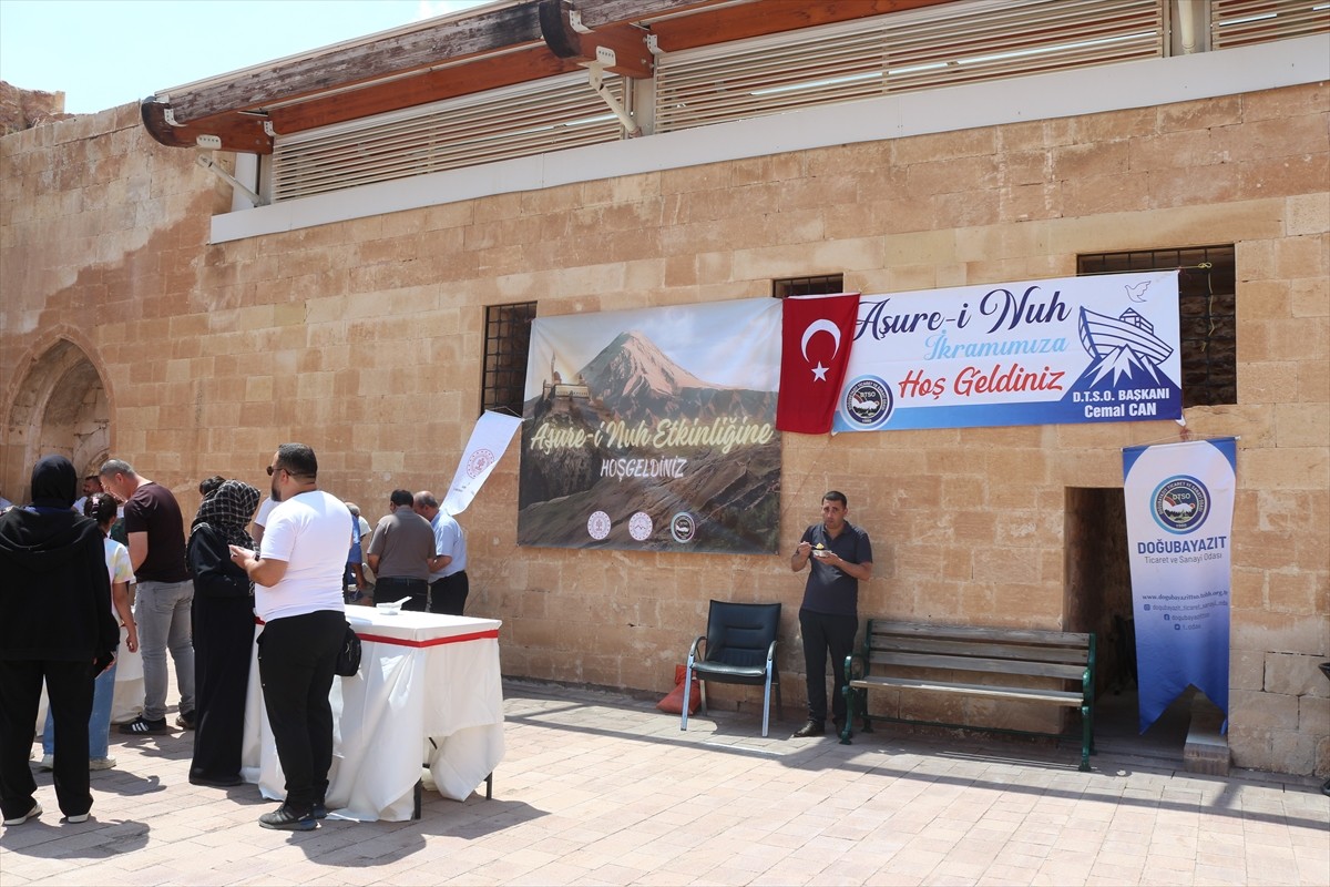 Ağrı'nın Doğubayazıt ilçesinde bulunan tarihi İshak Paşa Sarayı'nda muharrem ayı nedeniyle...