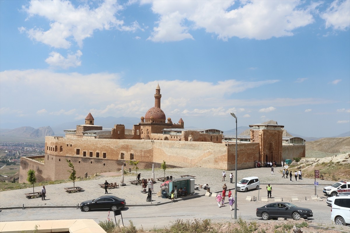 Ağrı'nın Doğubayazıt ilçesinde bulunan tarihi İshak Paşa Sarayı'nda muharrem ayı nedeniyle...