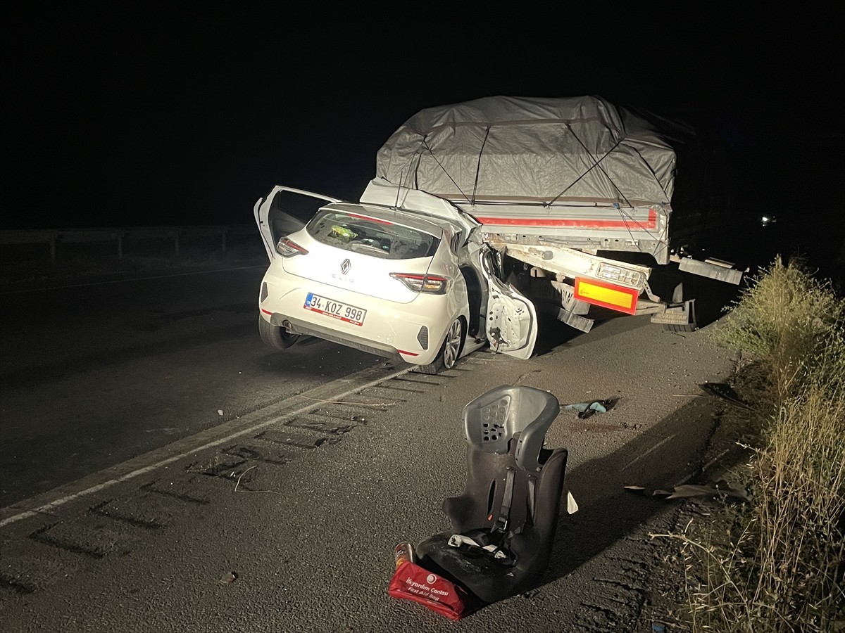 Amasya'nın Merzifon ilçesinde tıra çarpan otomobildeki 5 kişi yaralandı.