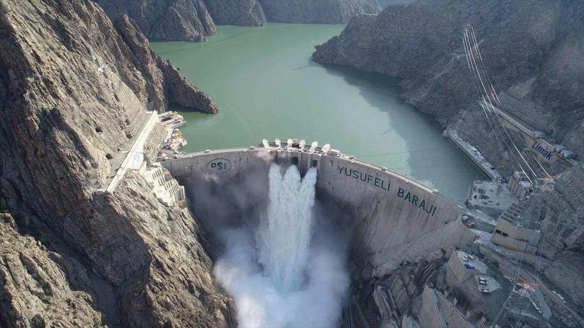 Artvin'de, temelden 275 metre gövde yüksekliğiyle Türkiye'nin en yüksek, dünyanın ise 5'inci...