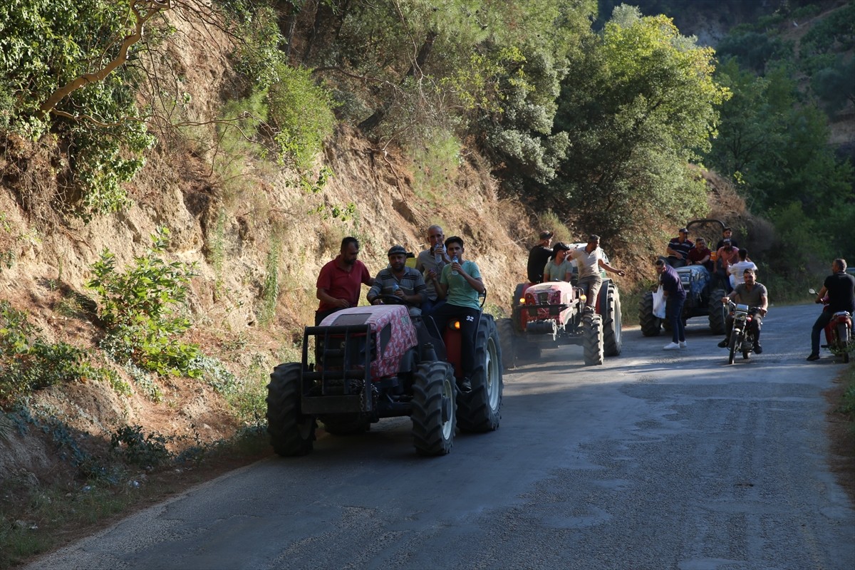 Aydın'ın Efeler ilçesinde, ormanlık ve zeytinlik alanda çıkan ve kontrol altına alınan yangın...