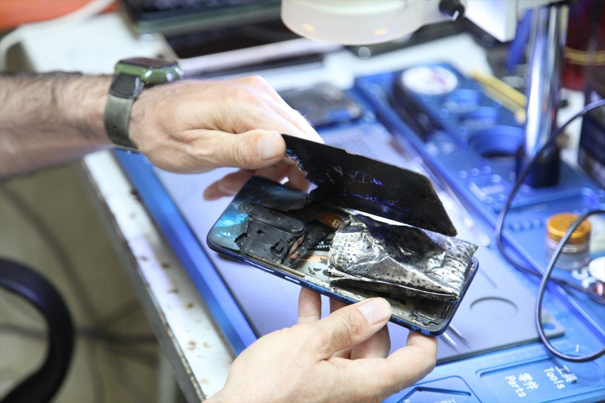 Bitlis'in Ahlat ilçesinde cep telefonu tamirciliği yapan Yusuf Altıntaş, müşterisinin getirdiği...