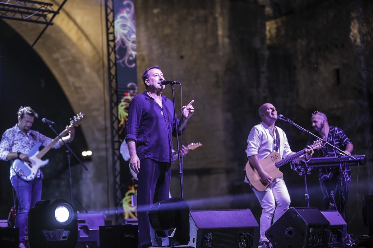 Bosna Hersek'teki Mostar Köprüsü'nün yeniden inşa edilmesinin 20'nci yılı dolayısıyla köprünün...